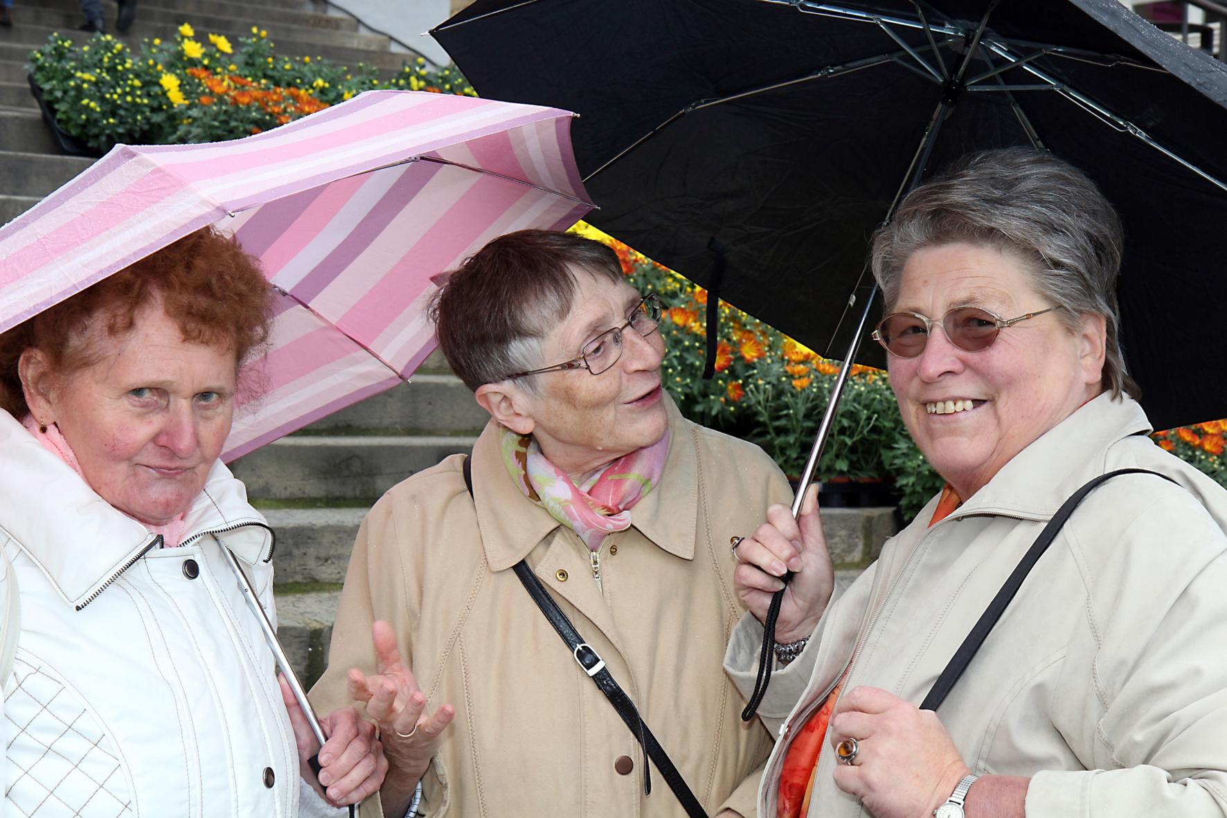 Drei Damen mit Schirm