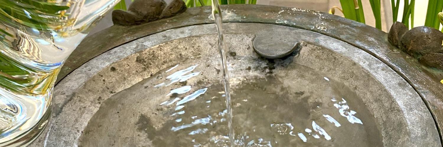 Wasser im Taufbecken