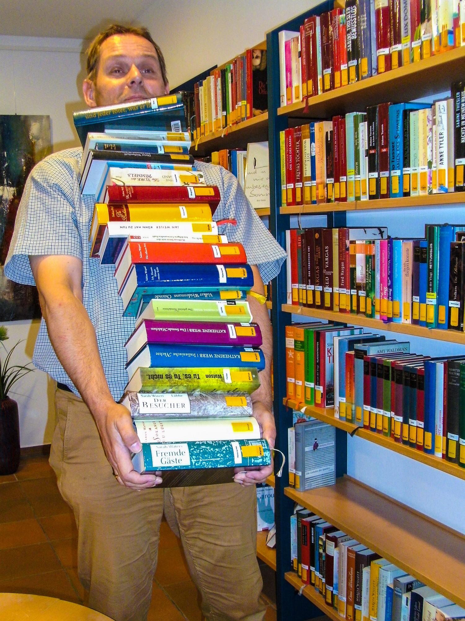 Frau mit Bücherstapel