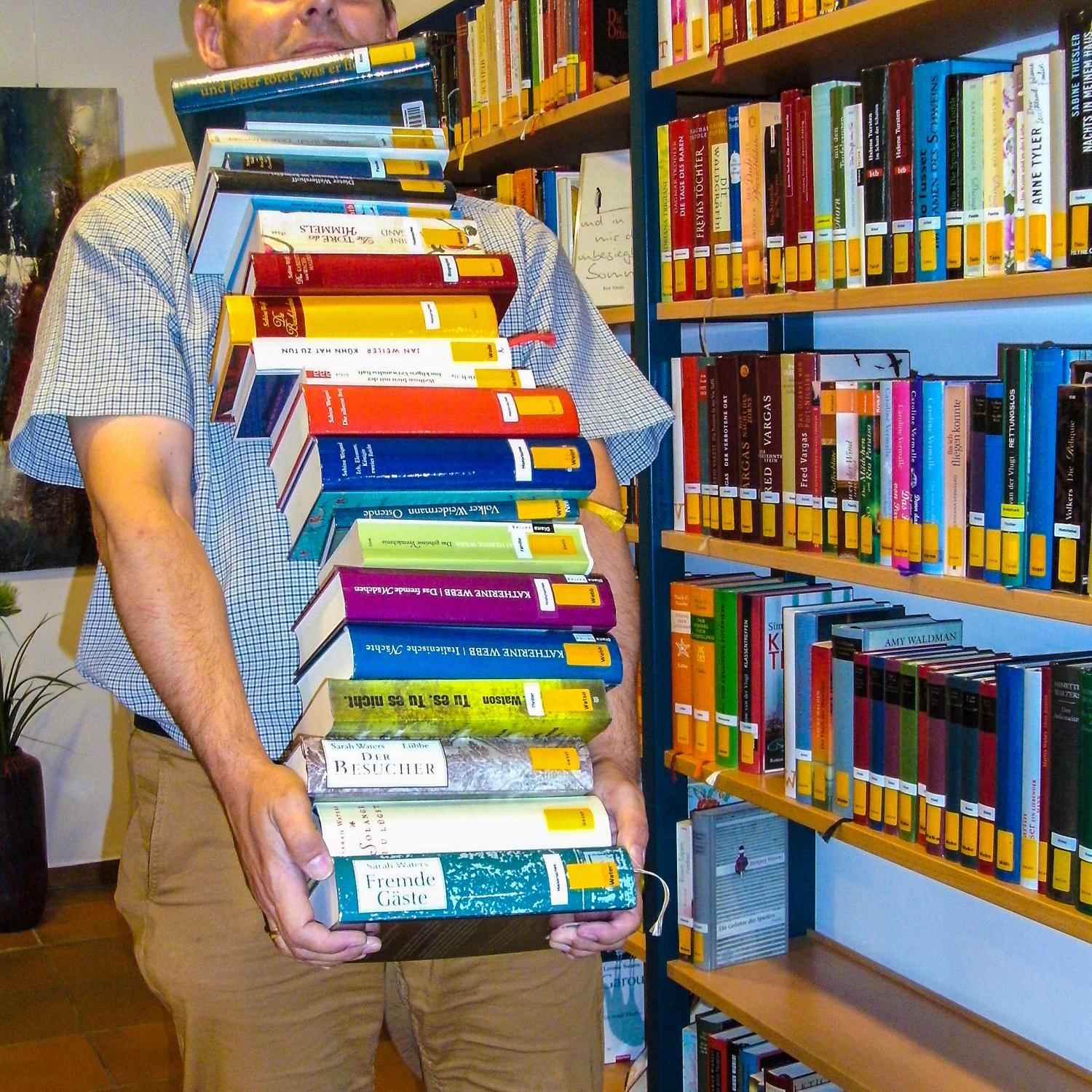 Frau mit Bücherstapel