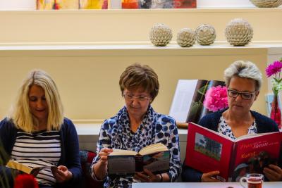 Frauen beim Lesen von Büchern in der Bücherei