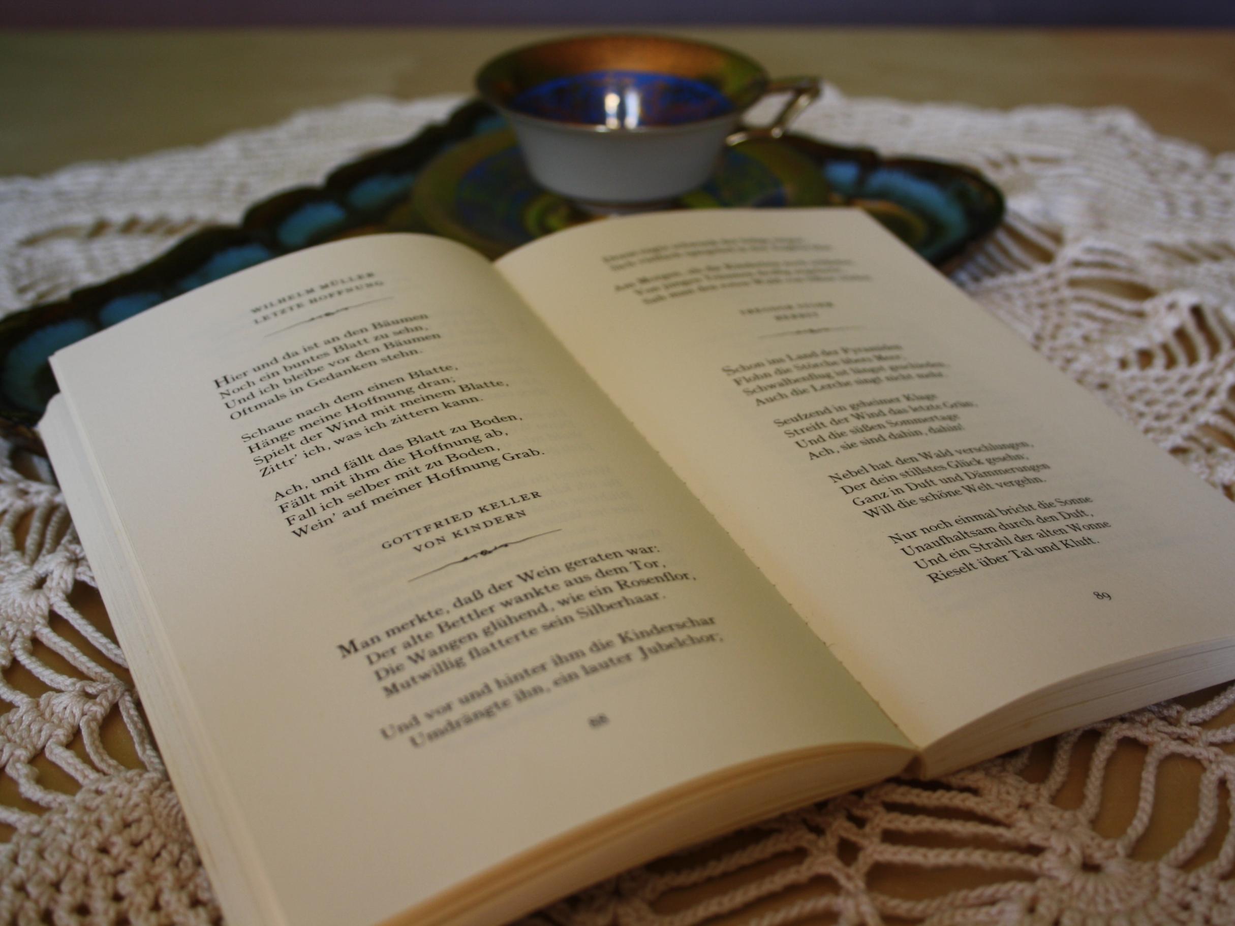Aufgeschlagenes Buch auf Tisch