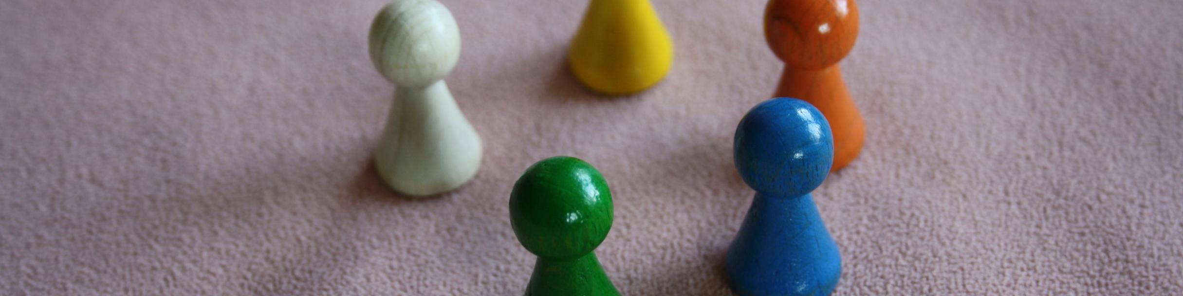 Spielfiguren stehen beieinander