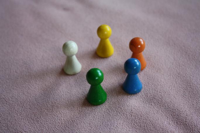Spielfiguren stehen beieinander