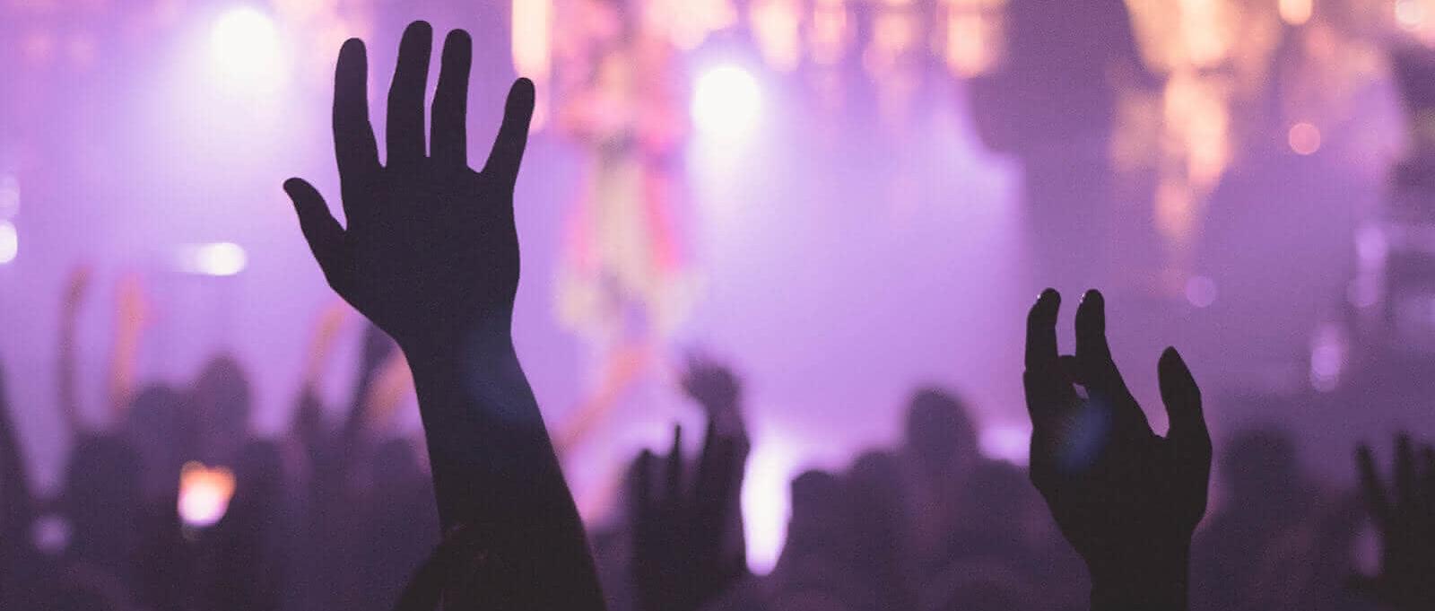 Die Hände gehen hoch im Konzert