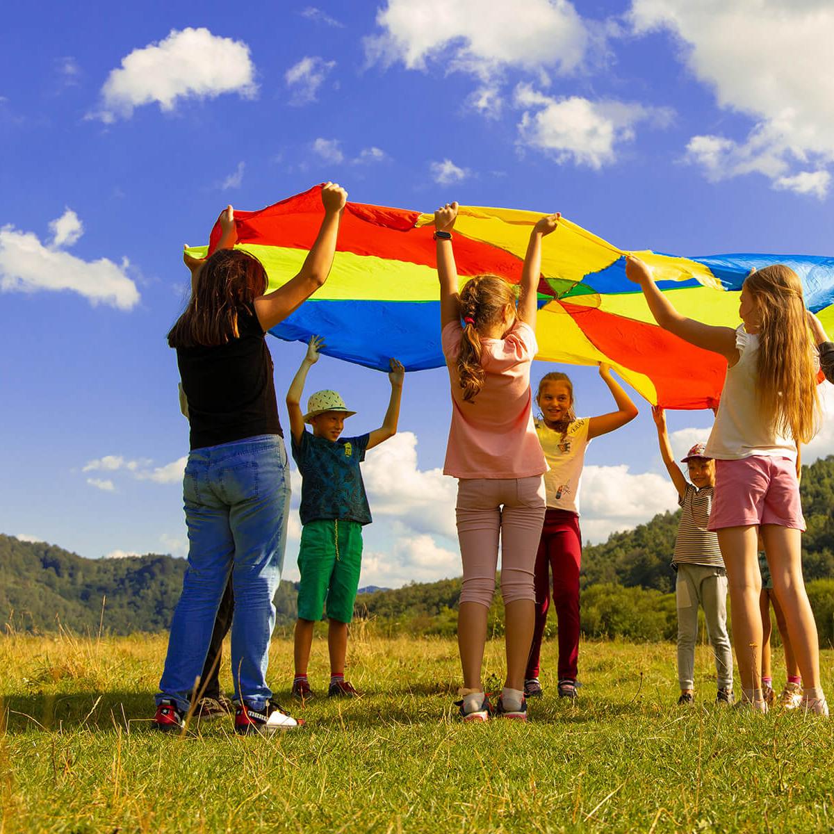 Gruppe von Kindern mit buntem Stoff