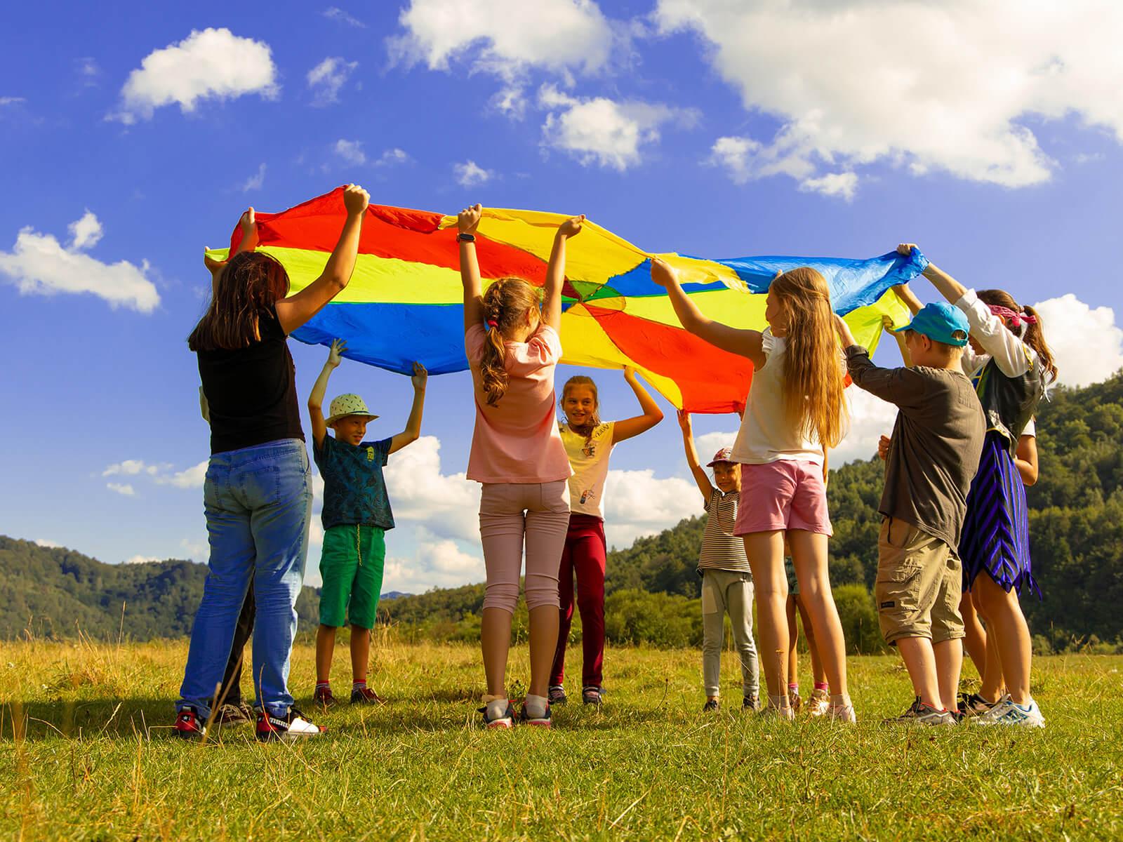 Gruppe von Kindern mit buntem Stoff